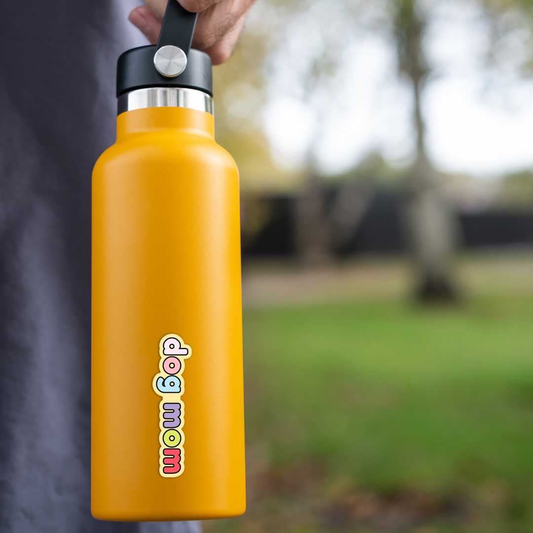 Autocollant en vinyle arc-en-ciel Dog Mom